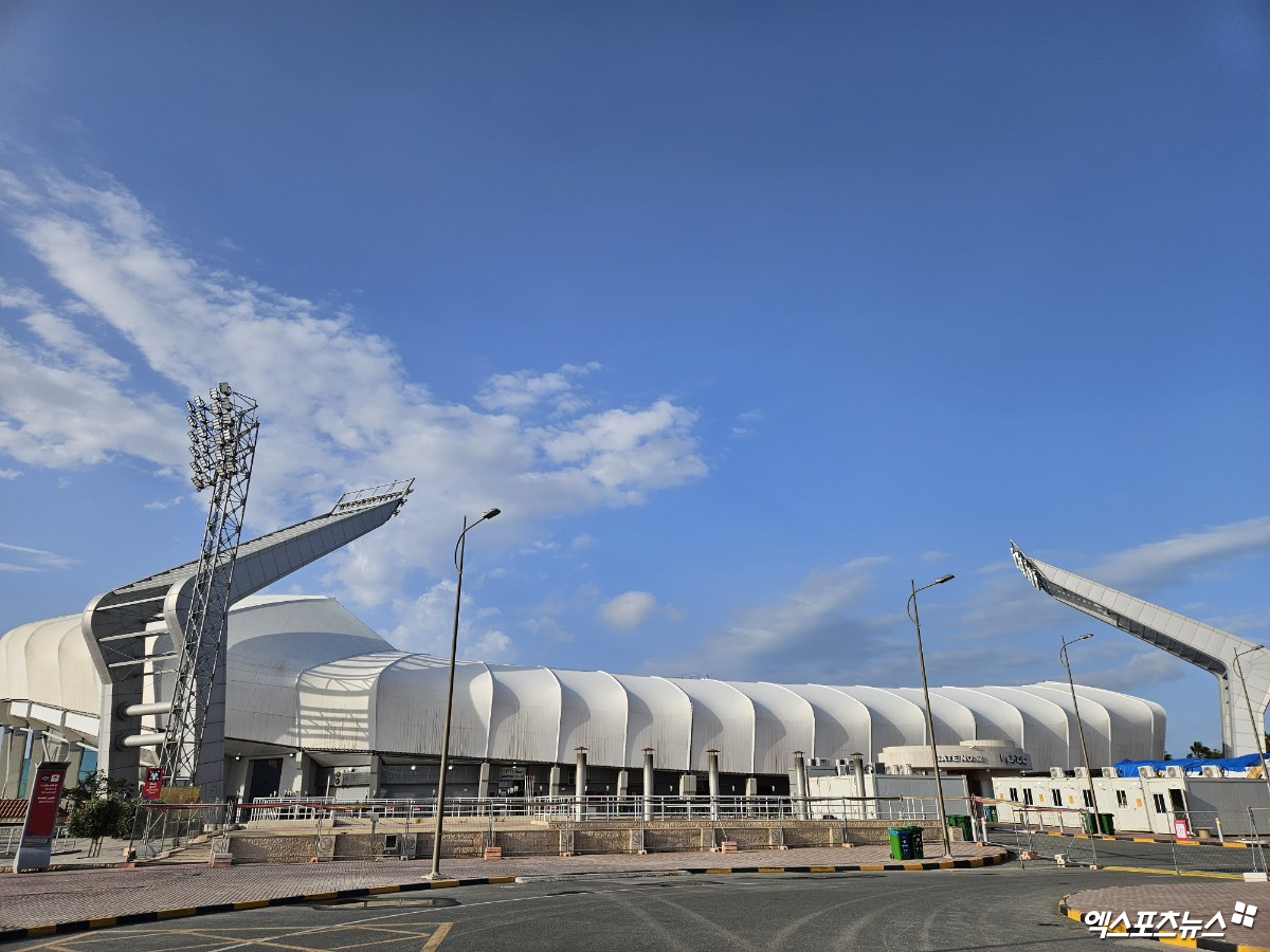 한국과 UAE가 17일 오전 0시 30분(한국시간) 카타르 도하 압둘라 빈 칼리파 스타디움에서 2024 아시아축구연맹(AFC) U-23 아시안컵 겸 2024 파리 올림픽 아시아 최종예선 조별리그 B조 1차전을 치르는 가운데 경기장 주변이 맑은 날씨로 바뀌었다. 도하, 김환 기자