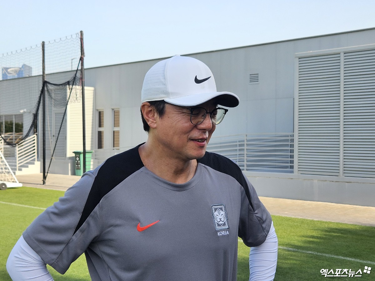 황선홍 U-23 대표팀 감독이 17일 카타르 도하 알 에르살 트레이닝센터에서 열린 U-23 대표팀 훈련에 앞서 인터뷰를 하고 있다. 도하, 김환 기자