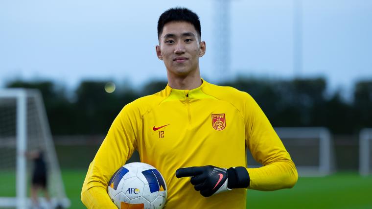 중국 23세 이하 대표팀 골키퍼 유진용은 16일 일본전에 이어 19일 한국전에서도 필드플레이어로 교체 출전해 눈길을 끌었다. 아시아축구연맹