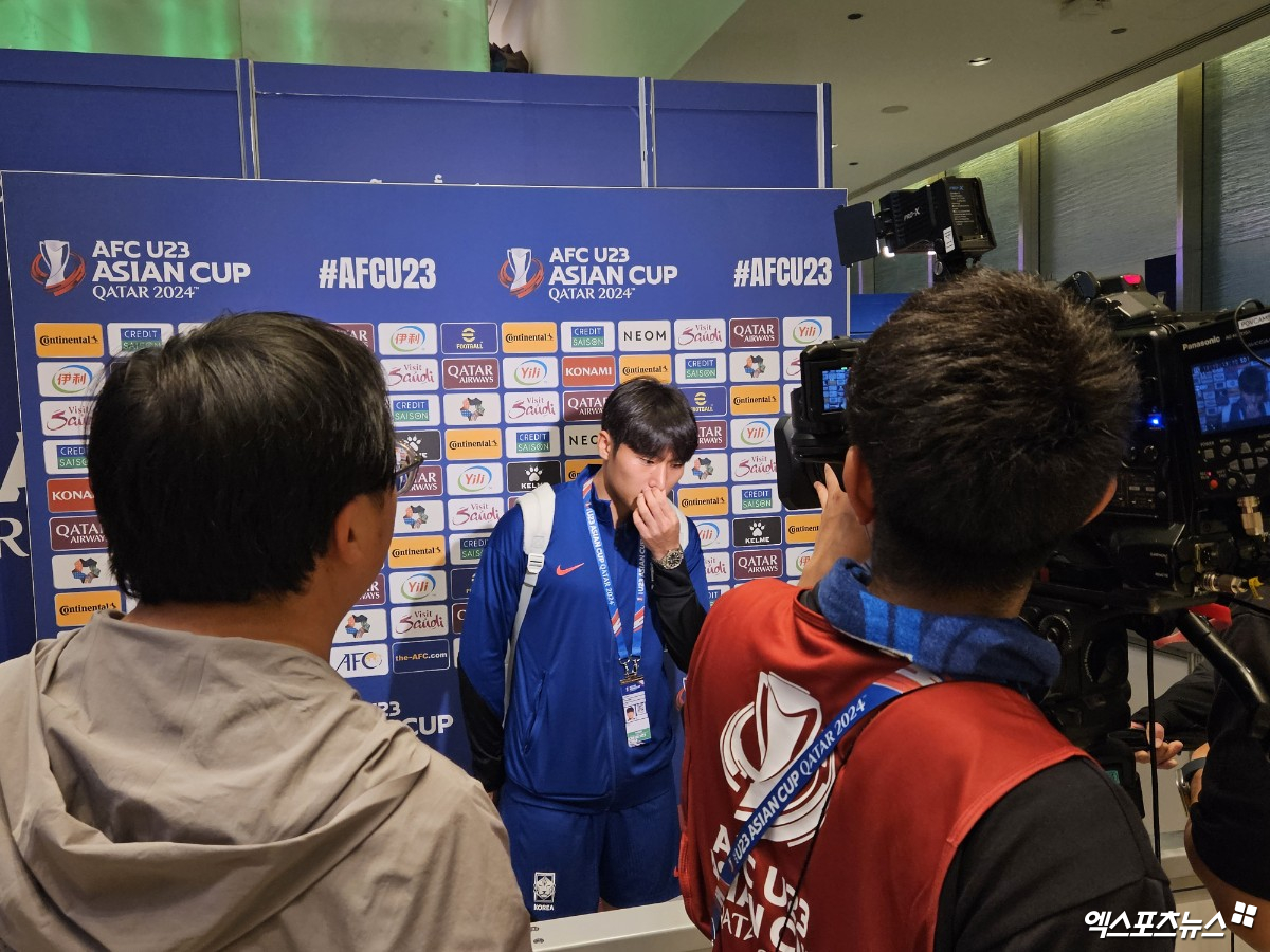 중국, 일본 취재진과 인터뷰를 진행하고 있는 정상빈. 정상빈은 이번 대회 한국의 최고 스타다. 사진 도하, 김환 기자