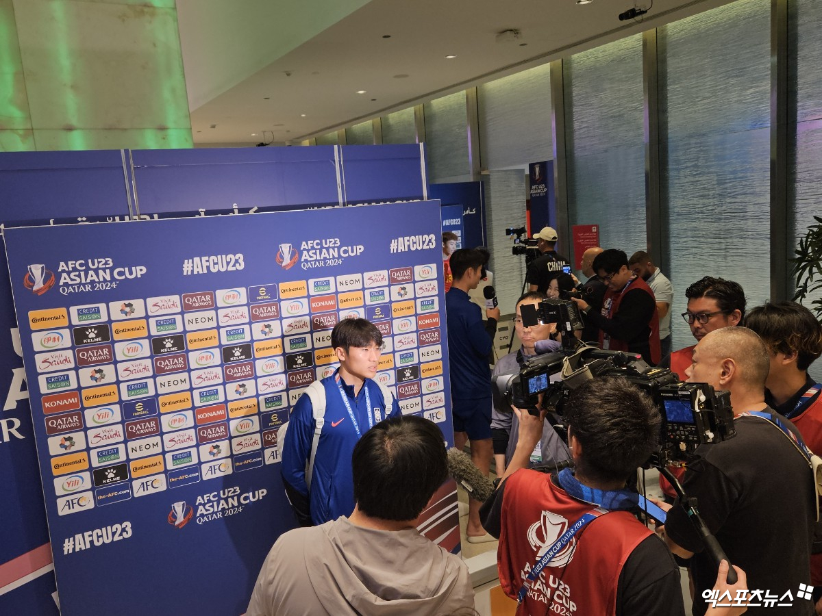 중국, 일본 취재진과 인터뷰를 진행하고 있는 정상빈. 정상빈은 이번 대회 한국의 최고 스타다. 사진 도하, 김환 기자
