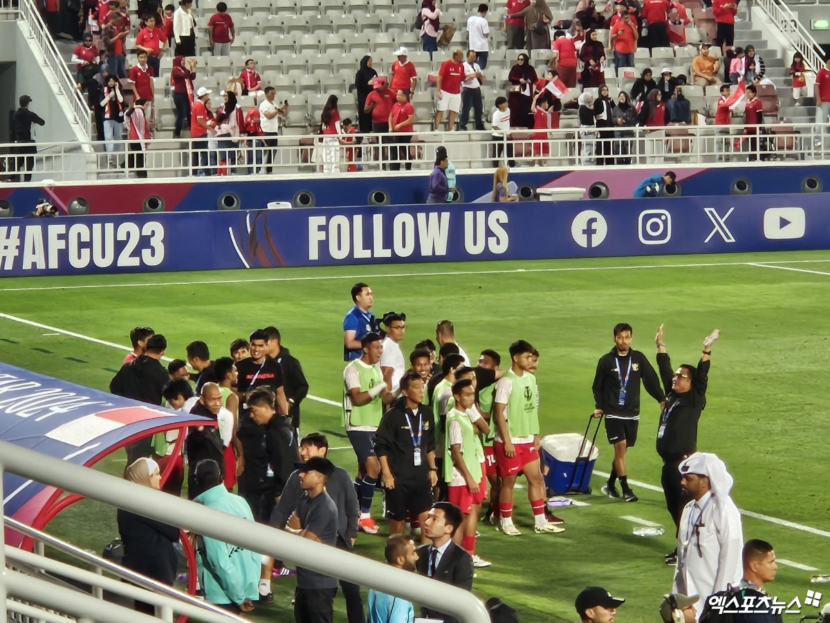 신태용 인도네시아 U-23 축구대표팀 감독이 다시 한번 신태용 매직을 보여줄 수 있을까. 인도네시아는 요르단과의 조별리그 3차전에서 무승부 이상을 거두면 8강에 진출한다. 호주전 승리 후 기뻐하는 인도네시아 벤치. 사진 도하, 김환 기자