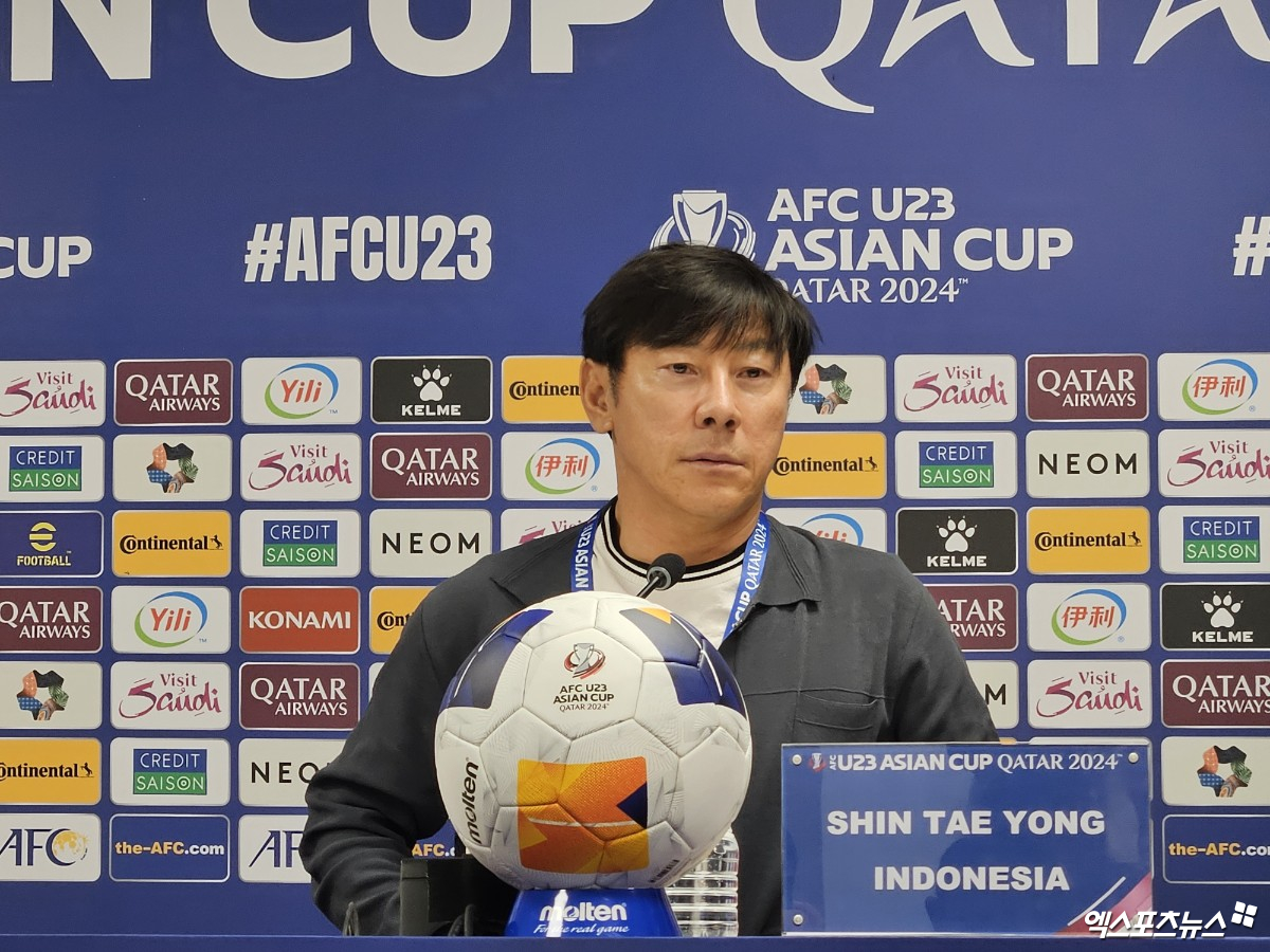 인도네시아 U-23 축구대표팀의 신태용 감독이 요르단전에서 4-1 대승을 거두고 8강 진출을 확정한 이후 기자회견에 참석해 취재진의 질문을 듣고 있다. 사진 도하, 김환 기자