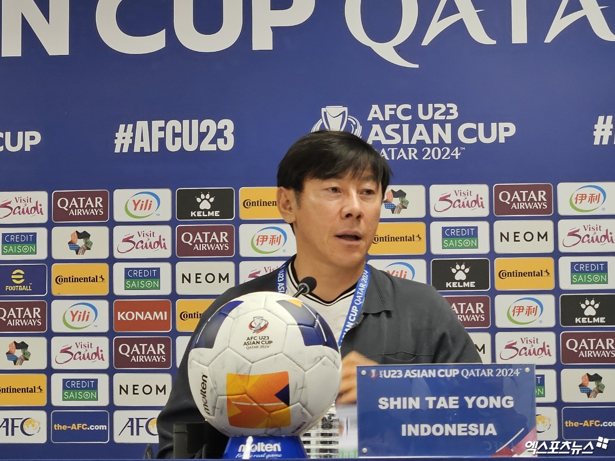 인도네시아 U-23 축구대표팀의 신태용 감독이 요르단전에서 4-1 대승을 거두고 8강 진출을 확정한 이후 기자회견에 참석해 취재진의 질문을 듣고 있다. 사진 도하, 김환 기자