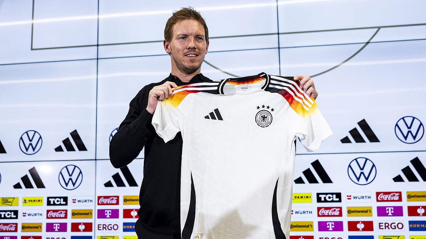 독일 축구 전문지 키커 기자 게오르그 홀츠너가 22일(한국시간) 자신의 사회관계망서비스(SNS) X(구 트위터)를 통해 투헬이 맨체스터 유나이티드와 처음으로 접촉했다고 전했다. 토마스 투헬은 이번 시즌을 끝으로 바이에른 뮌헨과 결별한다. 독일축구연맹