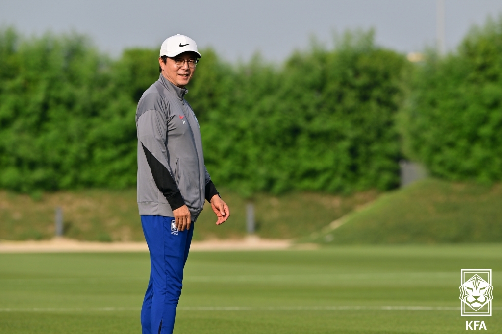 황선홍 감독이 카타르대학교에서 진행된 훈련에서 선수들을 지도하고 있다. 사진 대한축구협회