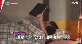 김수현·김지원, 침대서 끌어안고 대본 연습…실제 케미에 설렘 폭발 [엑's 이슈]