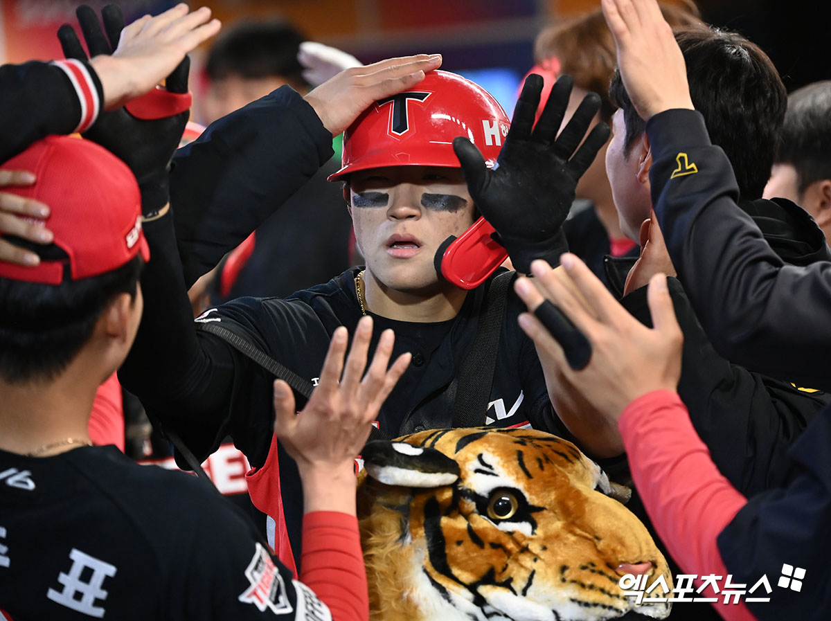KIA 타이거즈 내야수 김도영이 홈런을 친 뒤 더그아웃으로 들어와 동료들의 축하를 받고 있다. 엑스포츠뉴스 DB