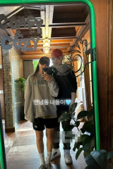 안혜경, ♥남편과 평화로운 데이트…거울 셀카 속 미소 연남동 나들이