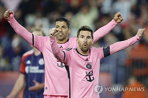 리오넬 메시가 2골 1도움을 올리는 맹활약으로 인터 마이애미를 MLS 선두로 이끌었다. 동시에 득점 및 도움 순위에서 모두 1위를 차지했다. 마이애미는 28일(한국시간) 미국 매사추세츠 주 폭스버러에 위치한 질레트 스타디움에서 열린 뉴잉글랜드 레볼루션과의 2024시즌 MLS 동부 콘퍼런스리그 10라운드 원정 경기에서 4-1 역전승을 거뒀다. 승점 3점을 추가한 마이애미는 6승3무1패, 승점 21로 한 경기 덜 치른 신시내티를 3점 차로 제치고 리그 1위에 올랐다. 연합뉴스