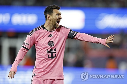 리오넬 메시가 2골 1도움을 올리는 맹활약으로 인터 마이애미를 MLS 선두로 이끌었다. 동시에 득점 및 도움 순위에서 모두 1위를 차지했다. 마이애미는 28일(한국시간) 미국 매사추세츠 주 폭스버러에 위치한 질레트 스타디움에서 열린 뉴잉글랜드 레볼루션과의 2024시즌 MLS 동부 콘퍼런스리그 10라운드 원정 경기에서 4-1 역전승을 거뒀다. 승점 3점을 추가한 마이애미는 6승3무1패, 승점 21로 한 경기 덜 치른 신시내티를 3점 차로 제치고 리그 1위에 올랐다. 연합뉴스