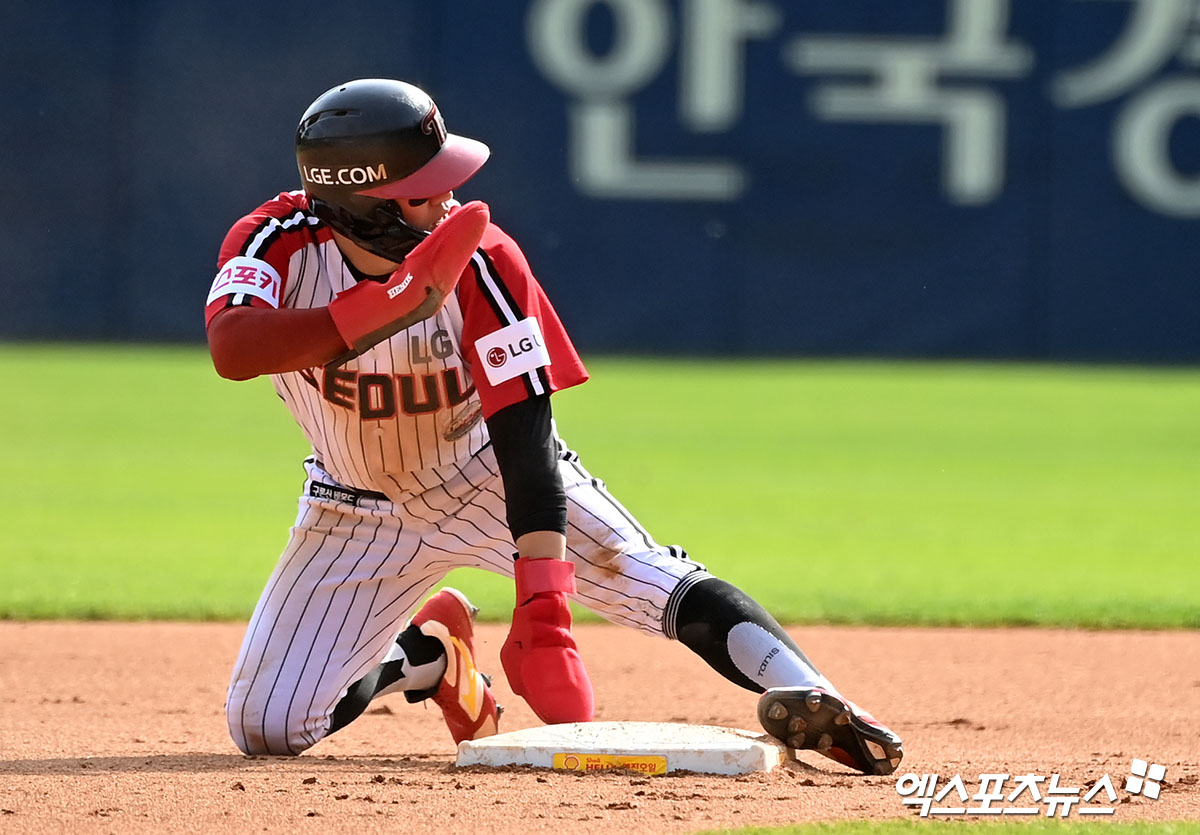 28일 오후 서울 송파구 잠실야구장에서 열린 2024 신한 SOL Bank KBO리그 KIA 타이거즈와 LG 트윈스의 경기, 6회말 1사 1루 LG 박해민이 2루 도루에 성공하고 있다. 잠실, 김한준 기자