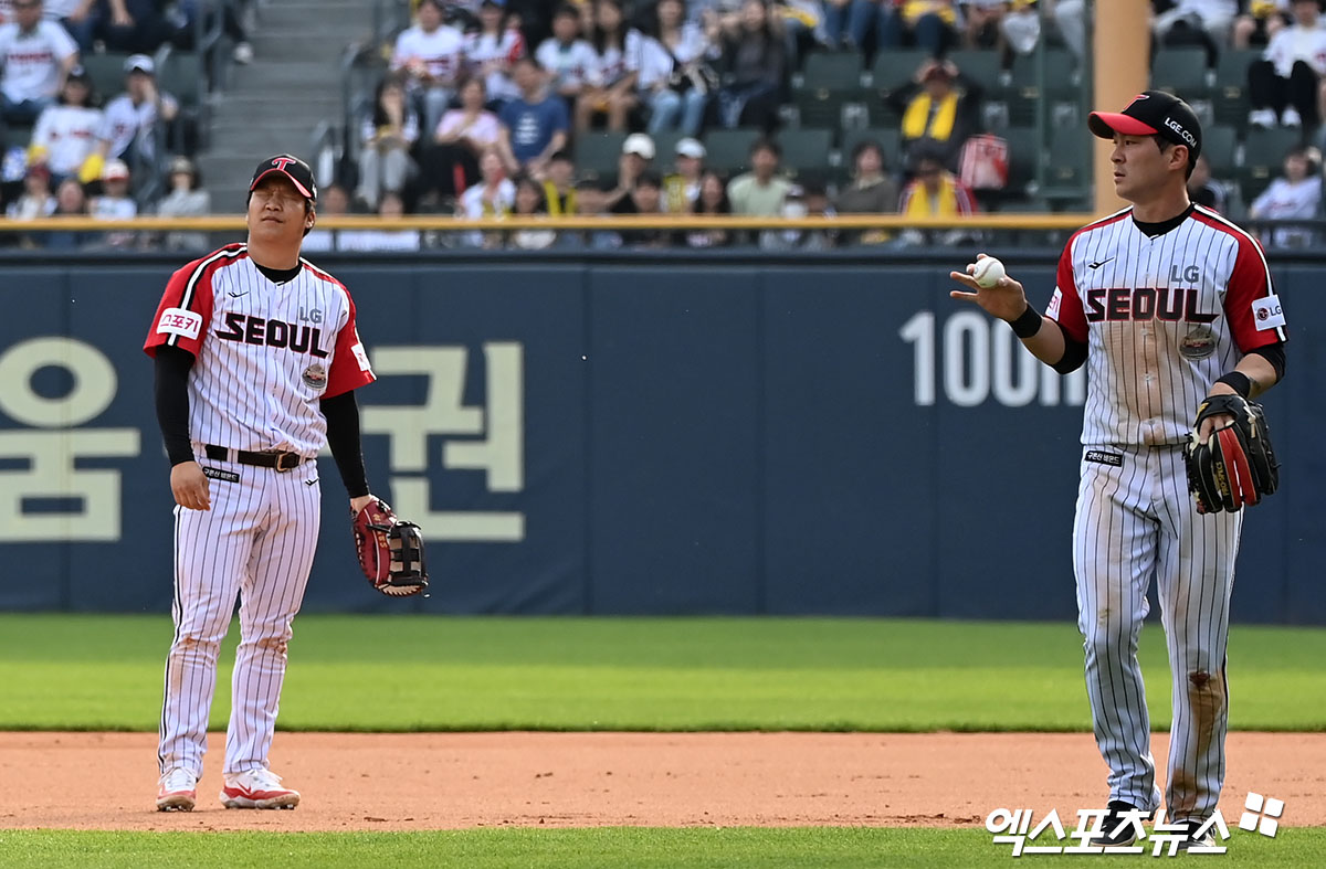 28일 오후 서울 송파구 잠실야구장에서 열린 2024 신한 SOL Bank KBO리그 KIA 타이거즈와 LG 트윈스의 경기, 9회초 무사 1루 LG 문보경이 KIA 최원준의 타석때 포구 실책을 한 후 아쉬워하고 있다. 잠실, 김한준 기자