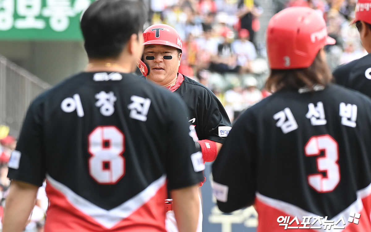 28일 오후 서울 송파구 잠실야구장에서 열린 2024 신한 SOL Bank KBO리그 KIA 타이거즈와 LG 트윈스의 경기, 1회초 1사 1,2루 KIA 최형우가 스리런 홈런을 날린 후 그라운드를 돌고 있다. 잠실, 김한준 기자