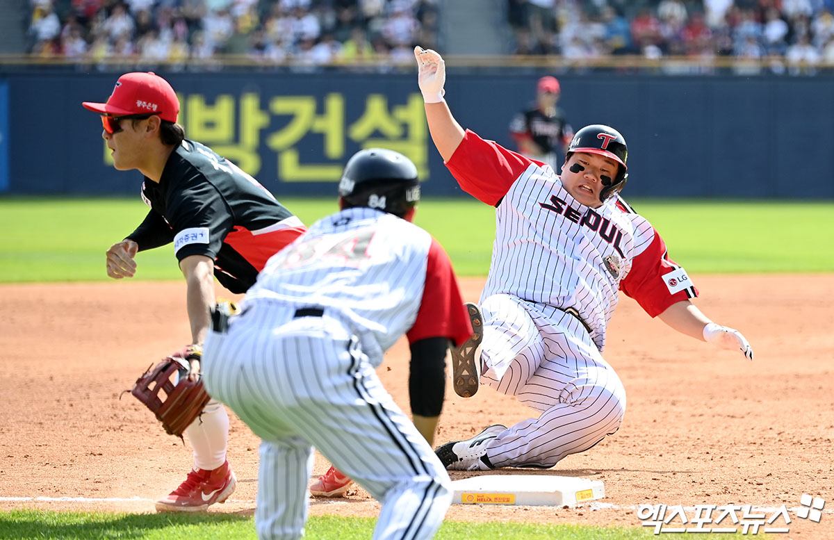 28일 오후 서울 송파구 잠실야구장에서 열린 2024 신한 SOL Bank KBO리그 KIA 타이거즈와 LG 트윈스의 경기, 4회말 2사 1루 LG 김범석이 박동원의 2루타때 3루까지 진루하고 있다. 잠실, 김한준 기자