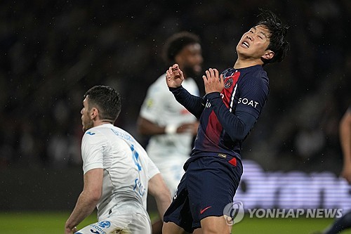 이강인이 개인 통산 첫 리그 우승을 달성했다. 파리 생제르맹(PSG)이 리그 3경기를 남겨두고 조기 우승을 확정지었다. PSG는 29일(한국시간) 프랑스 리옹에 위치한 그루파마 스타디움에서 열린 올랭피크 리옹과 AS 모나코의 2023-24시즌 리그1 31라운드 경기에서 모나코가 리옹에 2-3으로 패함에 따라 잔여 경기 결과에 상관 없이 우승을 확정지었다. 3경기를 남겨둔 상황에서 PSG는 2위 모나코와의 격차를 12점으로 벌렸다. 모나코의 추격이 불가능해지면서 PSG의 리그 우승이 확정됐다. 연합뉴스