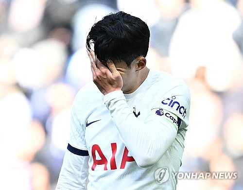 축구통계매체 옵타에 따르면 이번 시즌 토트넘 홋스퍼는 세트피스 수비와 공격 스탯 모두 강등권 팀과 큰 차이가 없는 것으로 조사됐다. 올시즌 토트넘은 세트피스 상황에서 불안한 장면을 자주 노출해 많은 실점을 허용했다. 세트피스 상황을 개선해야 한다는 목소리가 거세지는 가운데 안지 포스테코글루 감독이 세트피스 문제를 중요하게 생각하지 않으면서 논란을 일으켰다. 연합뉴스