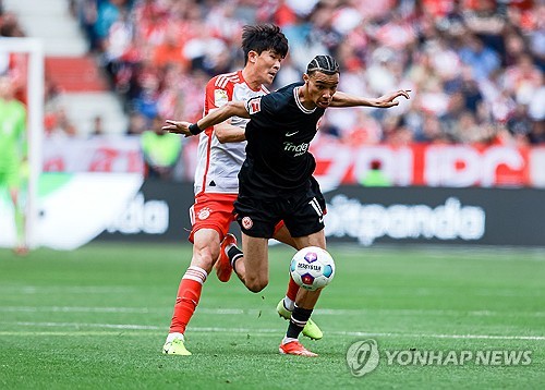 독일 축구 전문지 키커가 29일(한국시간) 바이에른 뮌헨의 레알 마드리드전 예상 라인업을 공개했다. 여기에 김민재의 이름은 다시 보이지 않았다.   뮌헨은 오는 5월 1일 오전 4시 독일 바이에른주 뮌헨에 있는 알리안츠 아레나에서 레알 마드리드와 2023-2024시즌 유럽축구연맹(UEFA) 챔피언스리그 준결승 1차전을 치른다.  다요 우파메카노와 마타이스 더리흐트가 모두 부상을 당했지만, 김민재는 예상 라인업에 이름을 올리지 못했다. 연합뉴스