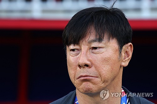 신태용 감독이 지휘하는 인도네시아 23세 이하(U-23) 축구대표팀은 30일(이하 한국시간) 카타르 도하에서 끝난 2024 아시아축구연맹(AFC) U-23 아시안컵 준결승에서 우즈베키스탄에 0-2로 완패했다. 이번 대회는 파리 올림픽 아시아 최종예선을 겸하고 있다. 이 대회에서 1∼3위를 차지하는 팀은 올림픽 본선 직행 티켓을 거머쥔다. 4위는 대륙간 플레이오프를 거쳐 파리행 여부를 가리는데 아프리카 4위를 확정지은 기니가 다음달 9일 프랑스 클레르 퐁텐에서 열리는 플레이오프에 먼저 오른 상태다.  인도네시아는 이날 패배에 따라 3~4위 결정전으로 밀렸다. 또 다른 준결승전에서 일본에 0-2로 패한 이라크와 아시아의 3번째 파리행 직행 티켓을 두고 한판 대결을 펼치게 됐다. 연합뉴스