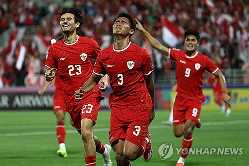 신태용 감독이 지휘하는 인도네시아 23세 이하(U-23) 축구대표팀은 30일(이하 한국시간) 카타르 도하에서 끝난 2024 아시아축구연맹(AFC) U-23 아시안컵 준결승에서 우즈베키스탄에 0-2로 완패했다. 이번 대회는 파리 올림픽 아시아 최종예선을 겸하고 있다. 이 대회에서 1∼3위를 차지하는 팀은 올림픽 본선 직행 티켓을 거머쥔다. 4위는 대륙간 플레이오프를 거쳐 파리행 여부를 가리는데 아프리카 4위를 확정지은 기니가 다음달 9일 프랑스 클레르 퐁텐에서 열리는 플레이오프에 먼저 오른 상태다.  인도네시아는 이날 패배에 따라 3~4위 결정전으로 밀렸다. 또 다른 준결승전에서 일본에 0-2로 패한 이라크와 아시아의 3번째 파리행 직행 티켓을 두고 한판 대결을 펼치게 됐다. 연합뉴스