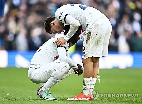 안지 포스테코글루 감독이 29일(한국시간) 북런던 더비에 부상으로 일찍 이탈한 베르너의 햄스트링 부상을 거론했다.   토트넘이 28일 잉글랜드 런던에 있는 토트넘 홋스퍼 스타디움에서 열린 아스널과의 2023-2024시즌 프리미어리그 35라운드 '북런던 더비' 홈 경기에서 2-3으로 패했다. 베르너는 전반 30분 햄스트링에 불편함을 느껴 브레넌 존슨과 교체됐다. 연합뉴스