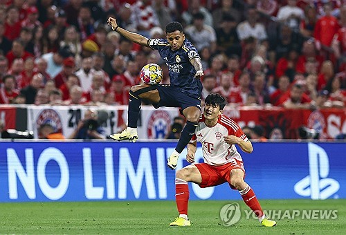 바이에른 뮌헨은 1일 독일 뮌헨에 위치한 알리안츠 아레나에서 열린 레알 마드리드과의 UEFA 챔피언스리그 준결승 1차전에서 2 대 2 무승부를 거뒀다. 이날 선발로 출전한 김민재는 2실점 모두 관여하면서 혹평을 피하지 못했다. 이탈리아 언론인 산드로 사바티니는 김민재 경기력을 보고 지난 시즌과 완전히 다르다며 놀라움을 감추지 못했다. 김민재는 지난 시즌 SSC나폴리에서 맹활약하며 이탈리아 세리에A 최고의 수비수로 등극해 뮌헨으로 이적했지만 레알 상대로 나폴리 시절 보여주던 경기력을 재현하는데 실패했다. 연합뉴스