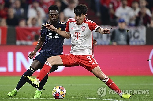 바이에른 뮌헨은 1일 독일 뮌헨에 위치한 알리안츠 아레나에서 열린 레알 마드리드과의 UEFA 챔피언스리그 준결승 1차전에서 2 대 2 무승부를 거뒀다. 이날 선발로 출전한 김민재는 2실점 모두 관여하면서 혹평을 피하지 못했다. 이탈리아 매체 칼치오나폴리1926에 따르면 경기가 끝나고 일부 뮌헨 팬들은 경기 결과에 크게 분노해 이날 2실점을 허용하며 부진한 경기를 펼친 김민재의 SNS에 찾아가 비난을 퍼부었다. 연합뉴스