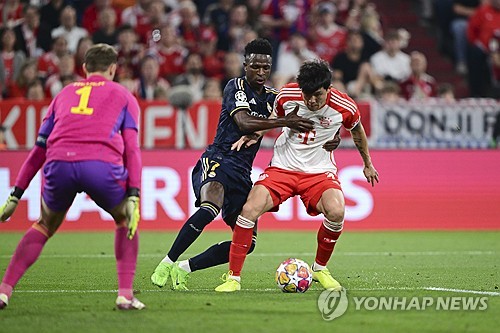 바이에른 뮌헨은 1일 독일 뮌헨에 위치한 알리안츠 아레나에서 열린 레알 마드리드과의 UEFA 챔피언스리그 준결승 1차전에서 2 대 2 무승부를 거뒀다. 이날 선발로 출전한 김민재는 2실점 모두 관여하면서 혹평을 피하지 못했다. 뮌헨을 이끄는 토마스 투헬 감독도 2실점 상황 모두 김민재의 판단 미스를 지적했다. 투헬 감독으로부터 지적을 받으면서 김민재는 올시즌 잔여 일정에서 다시 선발로 나설 수 있을지 물음표가 붙었다. 연합뉴스