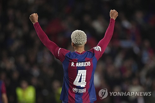 한 스페인 매체에 따르면 바이에른 뮌헨은 레알 마드리드와의 UEFA 챔피언스리그 준결승 1차전이 끝난 후 바르셀로나 수비수 로날드 아라우로 영입을 위해 거액을 제시하기로 결정했다. 뮌헨 새 수비수를 영입하는 이유에 대해 매체는 김민재가 레알전에서 부진한 경기를 펼쳤기 때문이라고 주장했다. 김민재는 레알전에서 선발로 나와 풀타임을 소화했지만 판단 미스로 2실점에 관여하면서 2 대 2 무승부의 원흉으로 지목됐다. 연합뉴스