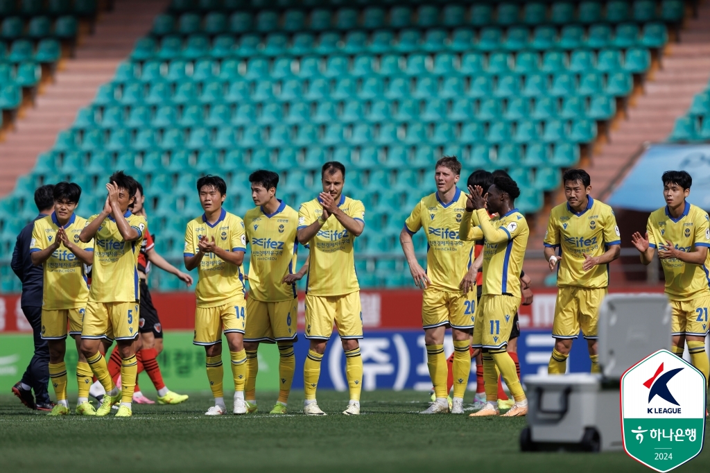 인천과 전북이 1일 오후 7시 인천축구전용경기장에서 열리는 하나은행 K리그1 2024 10라운드 경기에 나설 선발 명단을 발표했다.   인천과 전북 모두 2승 4무 3패 승점 10로 같지만, 다득점에서 전북(13골)이 앞서 7위, 인천(10골)이 8위다. 인천은 홍시후가 AFC U-23 아시안컵 탈락 이후 첫 선발 복귀했다. 전북은 로테이션을 대거 가동했다. 한국프로축구연맹