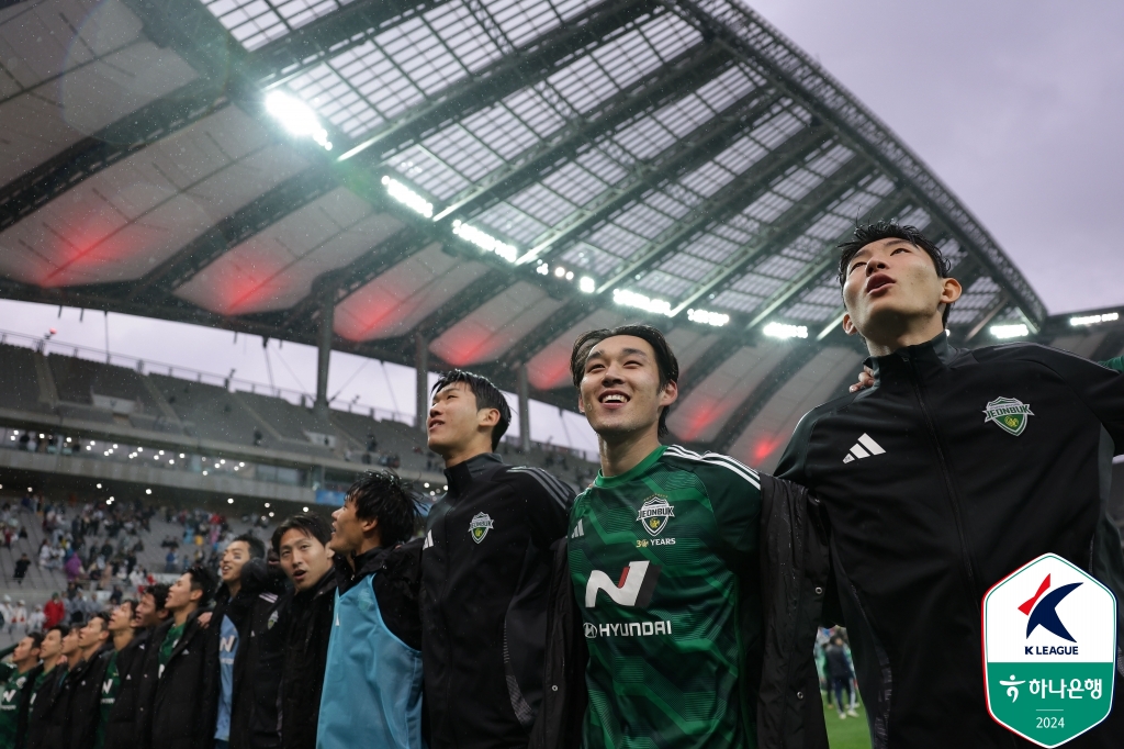 인천과 전북이 1일 오후 7시 인천축구전용경기장에서 열리는 하나은행 K리그1 2024 10라운드 경기에 나설 선발 명단을 발표했다.   인천과 전북 모두 2승 4무 3패 승점 10로 같지만, 다득점에서 전북(13골)이 앞서 7위, 인천(10골)이 8위다. 인천은 홍시후가 AFC U-23 아시안컵 탈락 이후 첫 선발 복귀했다. 전북은 로테이션을 대거 가동했다. 한국프로축구연맹