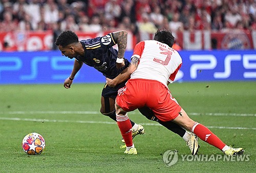 김민재의 레알 마드리드전 수비에 대해 영국 축구 레전드들도 지적을 하고 나섰다. 독일 최고 명문 바이에른 뮌헨에서 뛰는 김민재는 1일 독일 뮌헨 알리안츠 아레나에서 2023-2024 유럽축구연맹(UEFA) 챔피언스리그 준결승 1차전 레알 마드리드와 홈 경기에서 센터백으로 나서 90분 풀타임을 뛰었으나 두 차례 치명적인 실수로 모두 실점을 허용했도 팀은 2-2로 비겼다. 글렌 호들, 스티브 맥마나만 같은 영국 레전드 선수들도 이날 중계방송 해설 도중 김민재의 플레이를 엉성한 수비였다고 질책했다. 연합뉴스