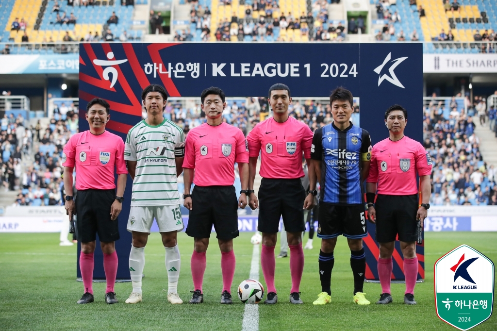 인천이 1일 인천축구전용경기장에서 열린 전북현대와의 하나은행 K리그1 2024 10라운드 맞대결에서 델브리지의 결승 골과 김도혁, 무고사의 연속 골로 3-0으로 승리했다.   인천은 승점 3점을 얻어 5위(3승 4무 3패 승점 13)로 올라섰다. 반면 전북은 승점을 확보하지 못하고 8위((2승 4무 4패 승점 10)로 밀려났다. 