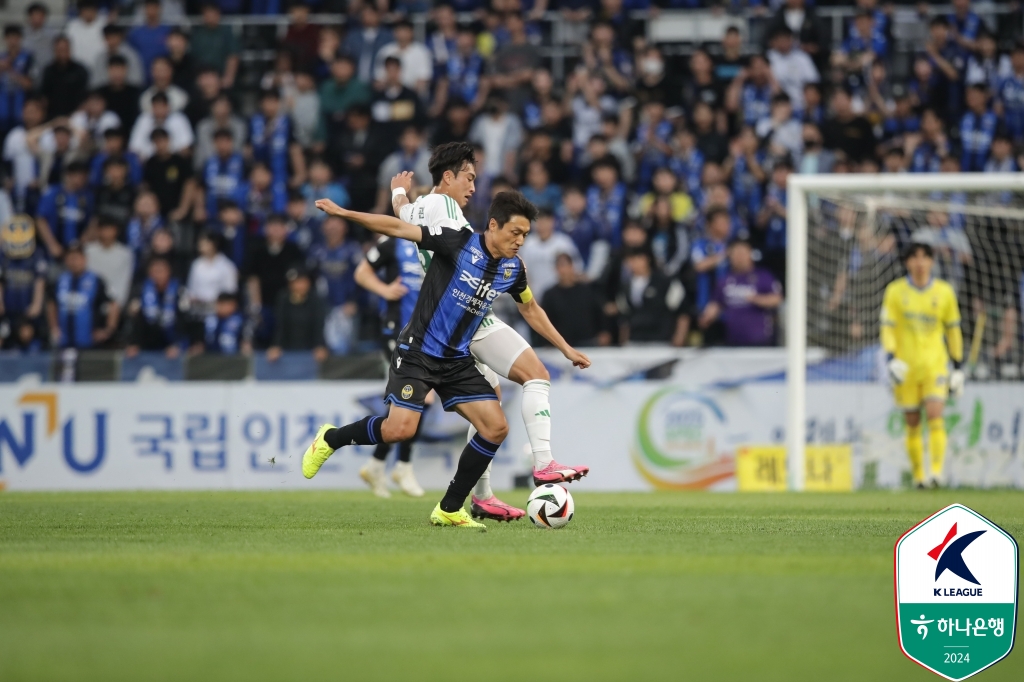 인천이 1일 인천축구전용경기장에서 열린 전북현대와의 하나은행 K리그1 2024 10라운드 맞대결에서 델브리지의 결승 골과 김도혁, 무고사의 연속 골로 3-0으로 승리했다.   인천은 승점 3점을 얻어 5위(3승 4무 3패 승점 13)로 올라섰다. 반면 전북은 승점을 확보하지 못하고 8위((2승 4무 4패 승점 10)로 밀려났다. 