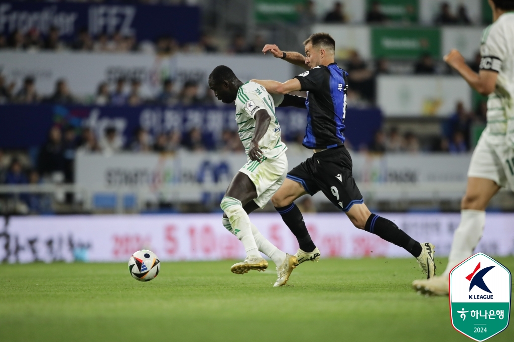 인천이 1일 인천축구전용경기장에서 열린 전북현대와의 하나은행 K리그1 2024 10라운드 맞대결에서 델브리지의 결승 골과 김도혁, 무고사의 연속 골로 3-0으로 승리했다.   인천은 승점 3점을 얻어 5위(3승 4무 3패 승점 13)로 올라섰다. 반면 전북은 승점을 확보하지 못하고 8위((2승 4무 4패 승점 10)로 밀려났다. 