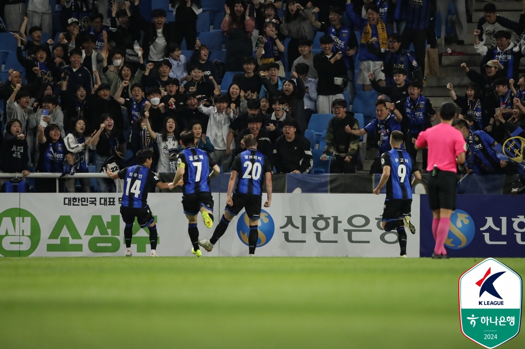 인천이 1일 인천축구전용경기장에서 열린 전북현대와의 하나은행 K리그1 2024 10라운드 맞대결에서 델브리지의 결승 골과 김도혁, 무고사의 연속 골로 3-0으로 승리했다.   인천은 승점 3점을 얻어 5위(3승 4무 3패 승점 13)로 올라섰다. 반면 전북은 승점을 확보하지 못하고 8위((2승 4무 4패 승점 10)로 밀려났다. 