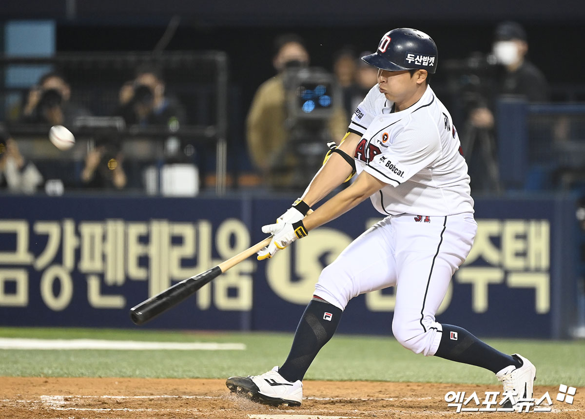 1일 오후 서울 송파구 잠실야구장에서 열린 2024 신한 SOL Bank KBO리그 삼성 라이온즈와 두산 베어스의 경기, 5회말 1사 3루 두산 정수빈이 1타점 희생플라이 타구를 날리고 있다. 잠실, 김한준 기자