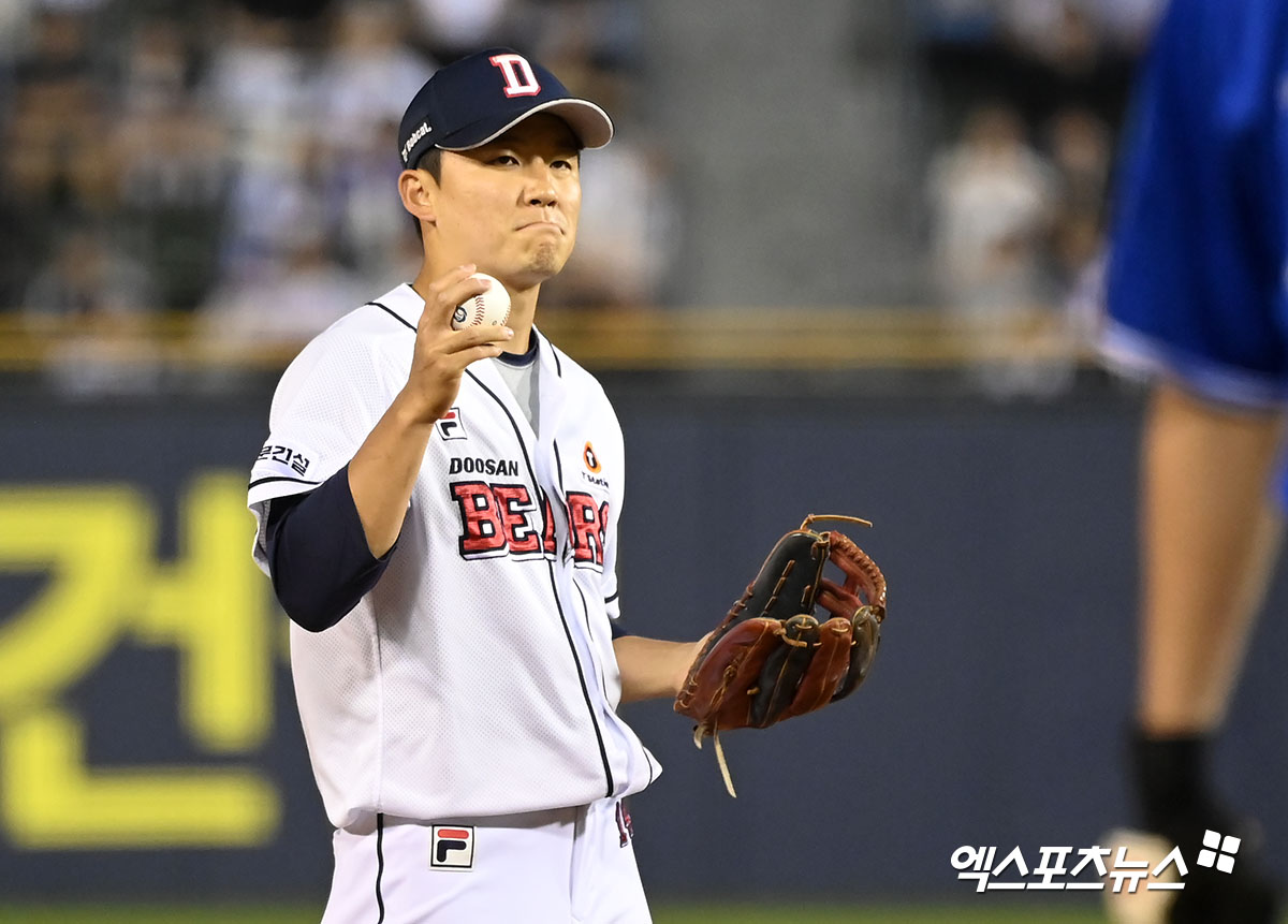 1일 오후 서울 송파구 잠실야구장에서 열린 2024 신한 SOL Bank KBO리그 삼성 라이온즈와 두산 베어스의 경기, 6회초 두산 박준영 대신 유격수로 투입된 박계범이 수비를 하고 있다. 잠실, 김한준 기자