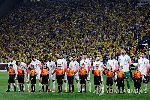 PSG는 2일 독일 도르트문트에 위치한 지그날 이두나 파크에서 열린 보루시아 도르트문트와의 UEFA 챔피언스리그 준결승 1차전에서 전반 36분 니클라스 퓔크루크에게 결승골을 허용하며 0 대 1로 패했다. 이날 이강인은 벤치 명단에 이름을 올렸지만 끝내 교체 출전이 불발됐다. PSG는 도르트문트 골문을 계속 두드렸지만 골대를 2번 연속 때리는 불운이 따르면서 챔피언스리그 결승전 진출에 빨간불이 켜졌다. 연합뉴스