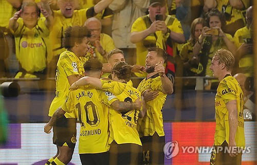 PSG는 2일 독일 도르트문트에 위치한 지그날 이두나 파크에서 열린 보루시아 도르트문트와의 UEFA 챔피언스리그 준결승 1차전에서 전반 36분 니클라스 퓔크루크에게 결승골을 허용하며 0 대 1로 패했다. 이날 이강인은 벤치 명단에 이름을 올렸지만 끝내 교체 출전이 불발됐다. PSG는 도르트문트 골문을 계속 두드렸지만 골대를 2번 연속 때리는 불운이 따르면서 챔피언스리그 결승전 진출에 빨간불이 켜졌다. 연합뉴스