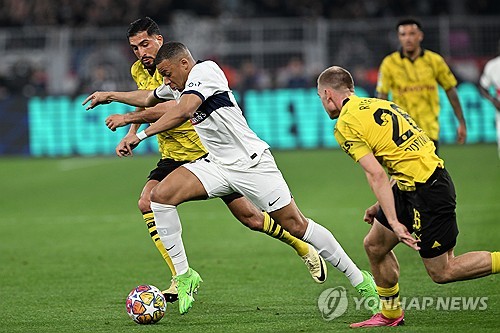 PSG는 2일 독일 도르트문트에 위치한 지그날 이두나 파크에서 열린 보루시아 도르트문트와의 UEFA 챔피언스리그 준결승 1차전에서 전반 36분 니클라스 퓔크루크에게 결승골을 허용하며 0 대 1로 패했다. 이날 이강인은 벤치 명단에 이름을 올렸지만 끝내 교체 출전이 불발됐다. PSG는 도르트문트 골문을 계속 두드렸지만 골대를 2번 연속 때리는 불운이 따르면서 챔피언스리그 결승전 진출에 빨간불이 켜졌다. 연합뉴스