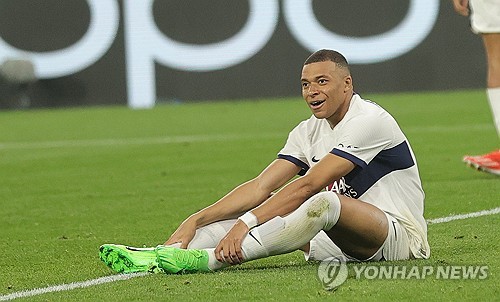 PSG는 2일 독일 도르트문트에 위치한 지그날 이두나 파크에서 열린 보루시아 도르트문트와의 UEFA 챔피언스리그 준결승 1차전에서 전반 36분 니클라스 퓔크루크에게 결승골을 허용하며 0 대 1로 패했다. 이날 이강인은 벤치 명단에 이름을 올렸지만 끝내 교체 출전이 불발됐다. PSG는 도르트문트 골문을 계속 두드렸지만 골대를 2번 연속 때리는 불운이 따르면서 챔피언스리그 결승전 진출에 빨간불이 켜졌다. 연합뉴스