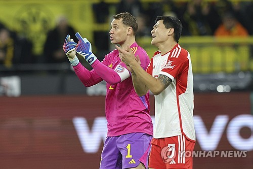 독일 매체 20min에 따르면 바이에른 뮌헨 주장단 마누엘 노이어와 요주아 키미히는 김민재를 옹호했다. 김민재는 1일 레알 마드리드와의 UEFA 챔피언스리그 준결승 1차전에서 선발로 나와 풀타임을 뛰었지만 2실점에 모두 관여하면서 2 대 2 무승부 원흉으로 지목됐다. 뮌헨을 이끄는 토마스 투헬 감독도 김민재 플레이를 지적한 가운데 노이어와 키미히는 팀 동료를 감싸면서 눈길을 끌었다. 연합뉴스