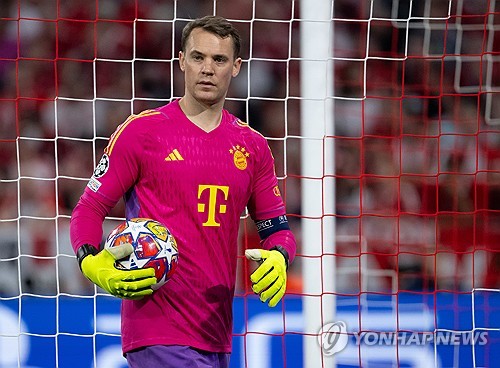 독일 매체 20min에 따르면 바이에른 뮌헨 주장단 마누엘 노이어와 요주아 키미히는 김민재를 옹호했다. 김민재는 1일 레알 마드리드와의 UEFA 챔피언스리그 준결승 1차전에서 선발로 나와 풀타임을 뛰었지만 2실점에 모두 관여하면서 2 대 2 무승부 원흉으로 지목됐다. 뮌헨을 이끄는 토마스 투헬 감독도 김민재 플레이를 지적한 가운데 노이어와 키미히는 팀 동료를 감싸면서 눈길을 끌었다. 연합뉴스