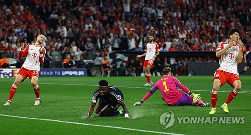 독일 축구 전문지 키커가 2일(한국시간) 바이에른 뮌헨의 슈투트가르트 원정 예상 라인업을 소개하면서 김민재를 벤치 멤버로 전망했다.   뮌헨은 오는 4일 오후 10시 30분 독일 바덴뷔르템베르크주 슈투트가르트에 있는 메르세데스-벤츠 아레나에서 슈투트가르트와 2023-2024시즌 분데스리가 32라운드 원정 경기를 갖는다. 연합뉴스