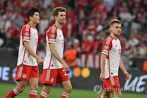 독일 축구 전문지 키커가 2일(한국시간) 바이에른 뮌헨의 슈투트가르트 원정 예상 라인업을 소개하면서 김민재를 벤치 멤버로 전망했다.   뮌헨은 오는 4일 오후 10시 30분 독일 바덴뷔르템베르크주 슈투트가르트에 있는 메르세데스-벤츠 아레나에서 슈투트가르트와 2023-2024시즌 분데스리가 32라운드 원정 경기를 갖는다. 연합뉴스