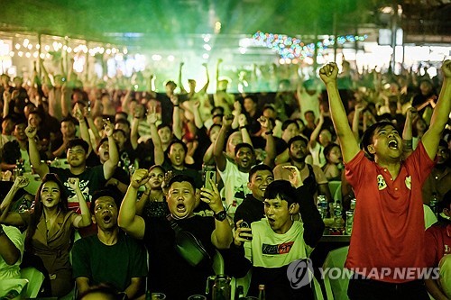 신태용 매직이 신화가 된다. 신태용 감독이 이끄는 인도네시아 23세 이하(U-23) 축구대표팀은 3일 오전 0시30분 카타르 도하 압둘라 빈 칼리파 경기장에서 2024 아시아축구연맹(AFC) 23세 이하(U-23) 아시안컵 3~4위전 이라크전을 치른다. 인도네시아는 이라크를 누르면 1956년 멜버른 하계올림픽 이후 68년 만에 올림픽 남자축구 본선 무대를 밟는다. 인도네시아 전역이 길거리 응원 분위기에 휩싸여 있다. 연합뉴스