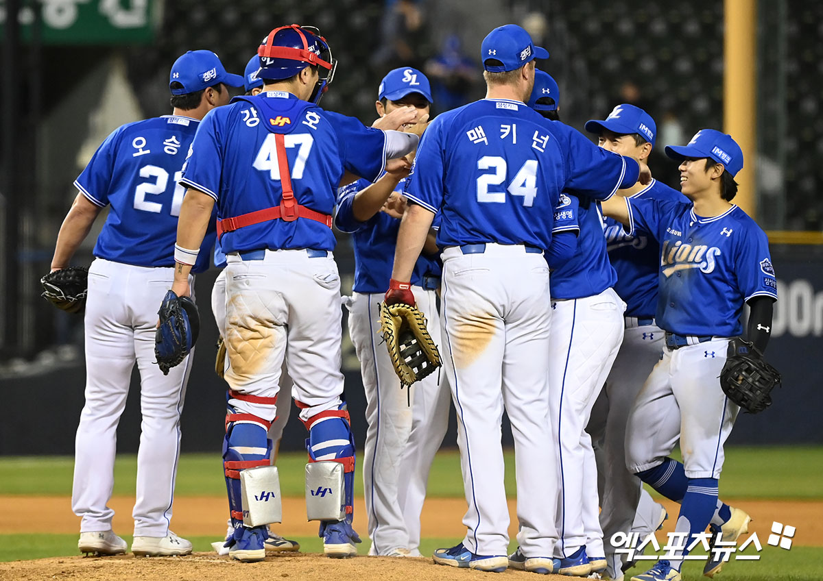 박진만 감독이 이끄는 삼성 라이온즈. 5월 2일 서울 잠실야구장에서 열린 2024 신한 SOL Bank KBO리그 두산 베어스와 시즌 5차전에서 3-2로 이겼다. 전날 9-2 대승에 이어 이틀 연속 두산을 꺾고 연승과 함께 주중 3연전 위닝 시리즈를 챙겼다. 사진 김한준 기자 