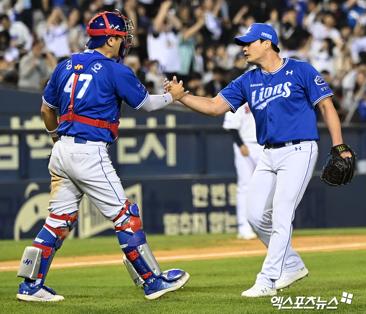 삼성 라이온즈 포수 강민호와 마무리 투수 오승환이 5월 2일 서울 잠실야구장에서 열린 2024 신한 SOL Bank KBO리그 두산 베어스와 시즌 5차전에서 3-2로 승리한 직후 세리머니를 하고 있다. 사진 김한준 기자