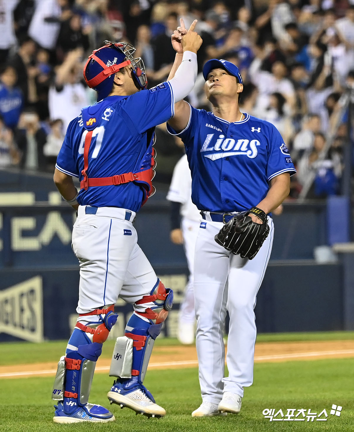 삼성 라이온즈 포수 강민호와 마무리 투수 오승환이 5월 2일 서울 잠실야구장에서 열린 2024 신한 SOL Bank KBO리그 두산 베어스와 시즌 5차전에서 3-2로 승리한 직후 세리머니를 하고 있다. 사진 김한준 기자